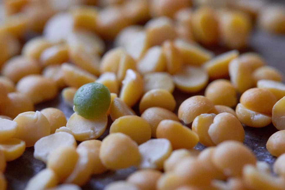 Free Image of Close-up of split peas and lentils mix 