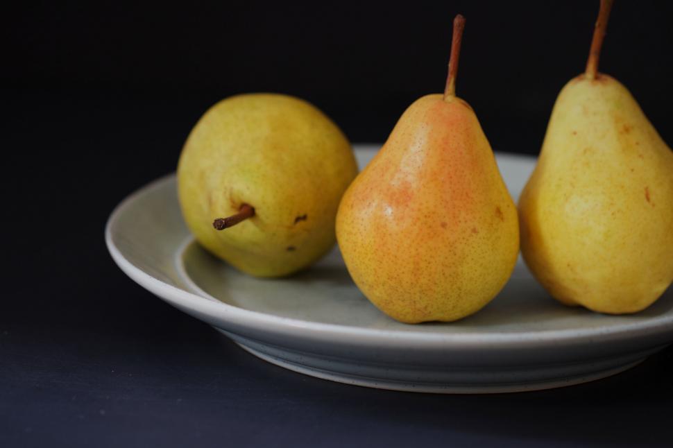 Free Image of Fresh pears on a ceramic plate 