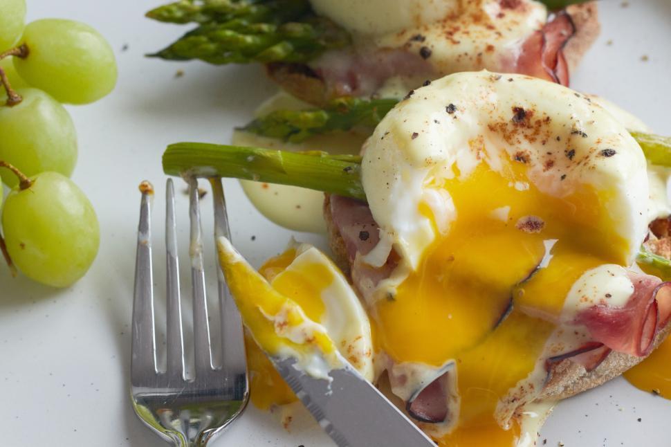 Free Image of Eggs Benedict with asparagus and grapes 