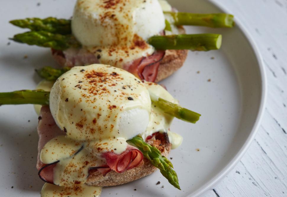 Free Image of Eggs benedict with asparagus on toast 