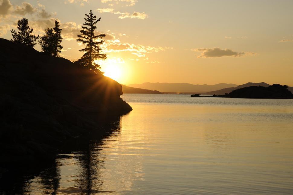 Free Image of Sunset over lake  
