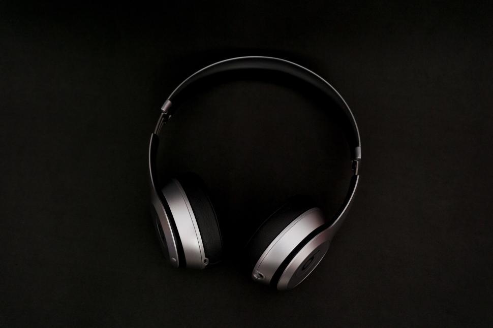 Free Image of Minimalistic black and white headphones 