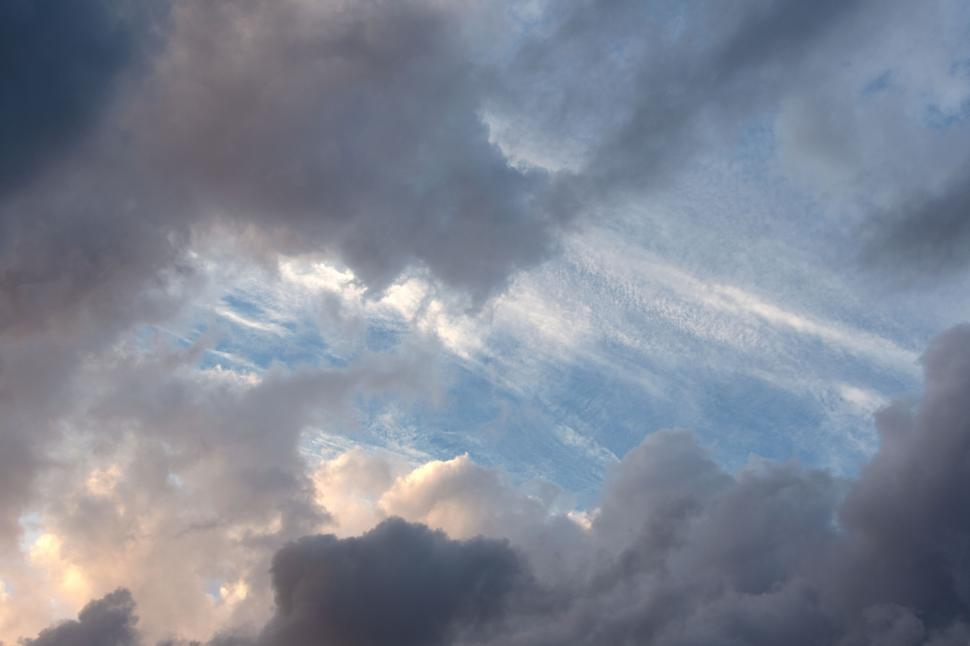 Free Image of Expansive sky with dynamic cloud formation 