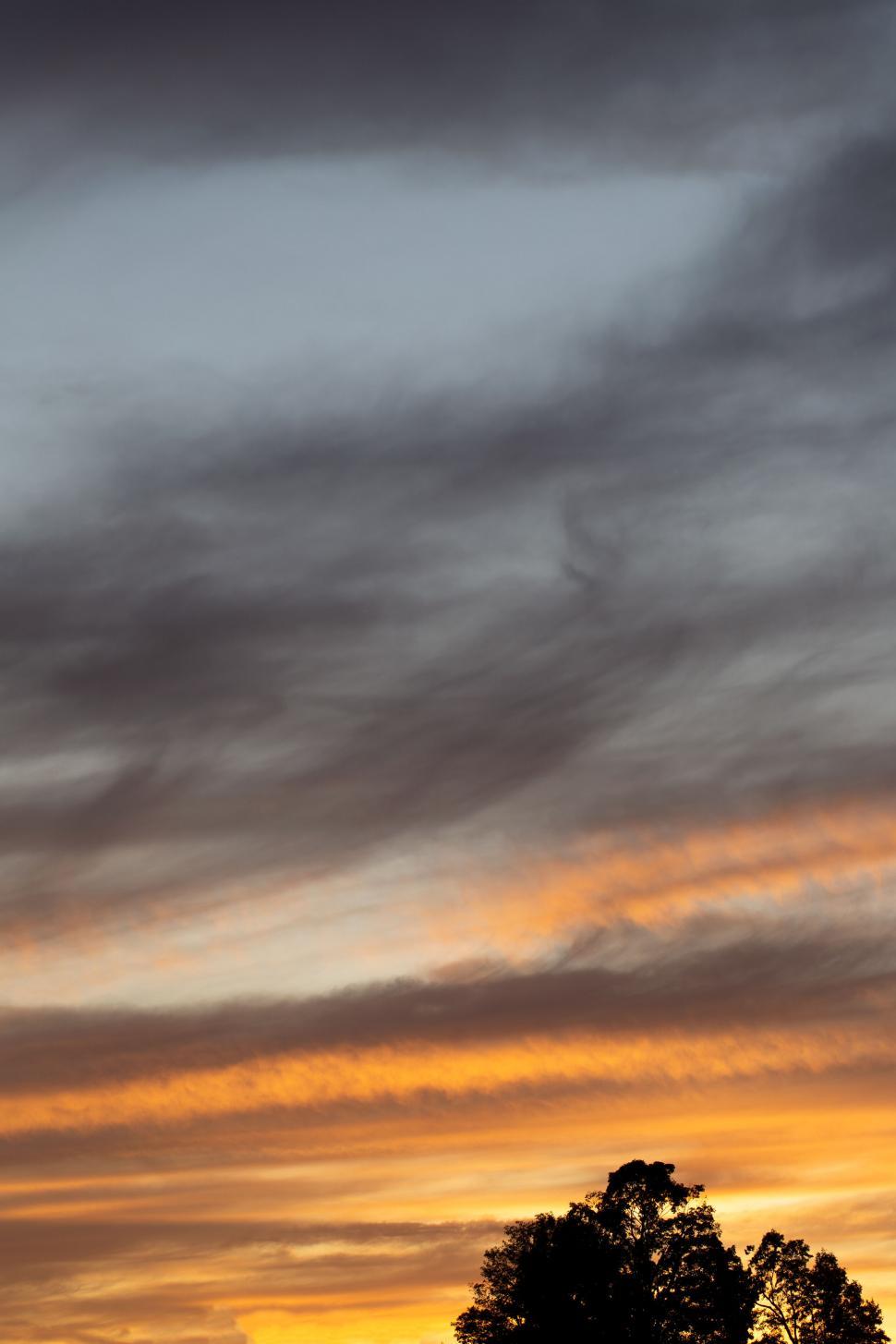 Free Image of Dramatic evening sky with cloud formation 