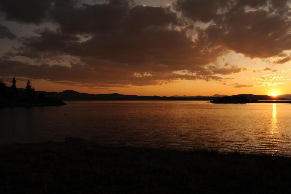 Free Image of Sunset and Clouds over lake  