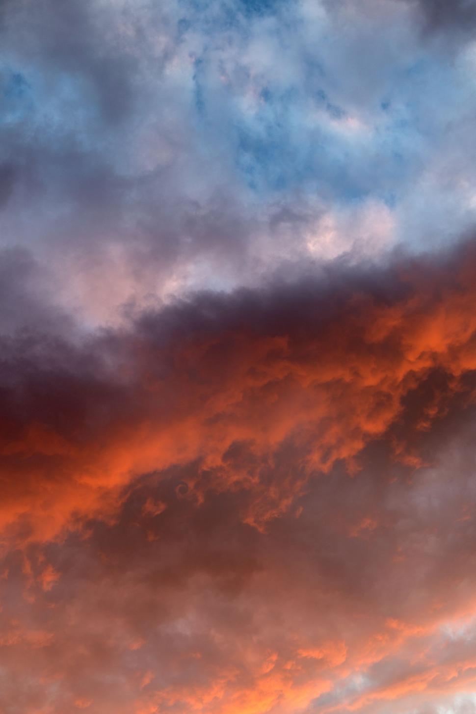 Free Image of Fiery clouds at sunset with dark contrast 