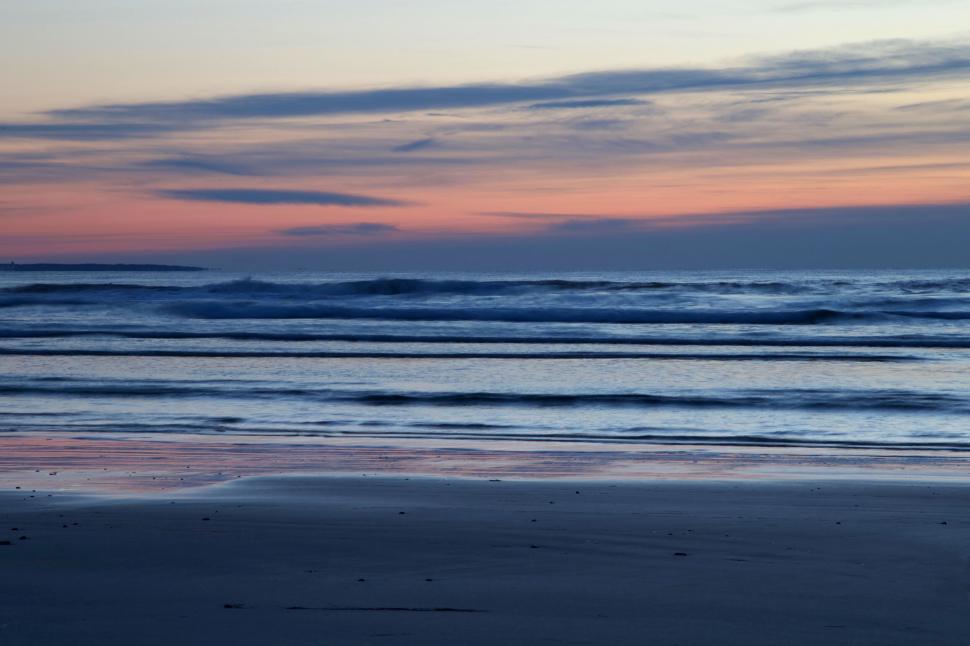 Free Image of Peaceful beach sunset with gentle waves 