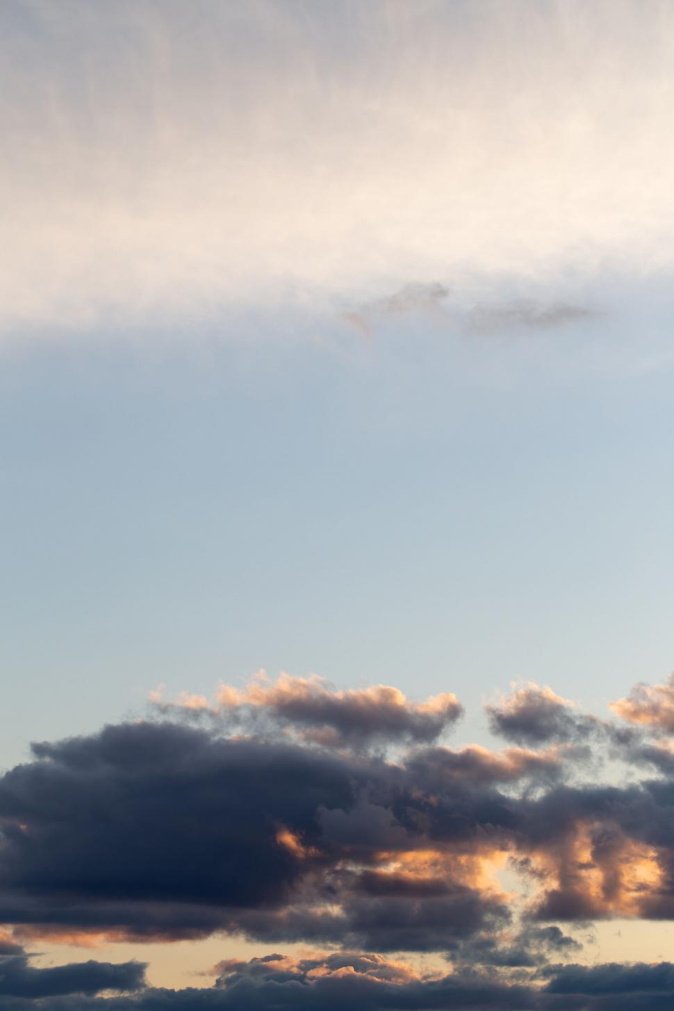 Free Image of Calm evening sky with fluffy clouds 
