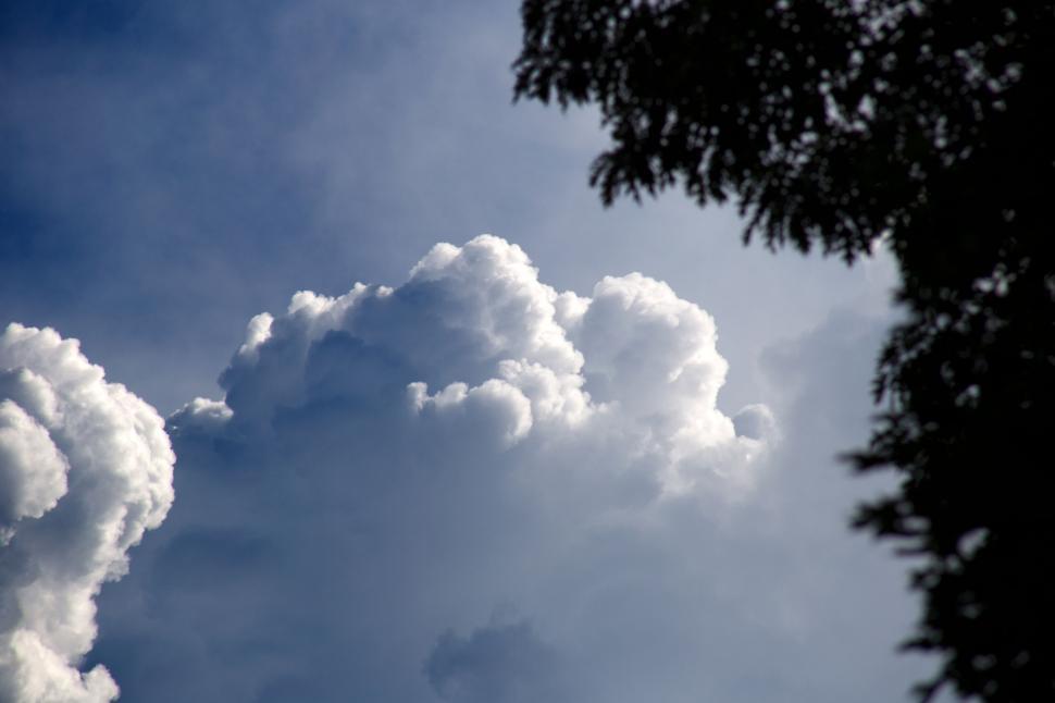 Free Image of Dramatic cloudscape with a blue sky 