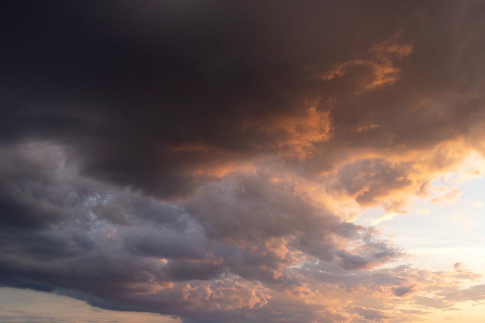 Free Image of Dramatic sunset cloudscape with vibrant colors 