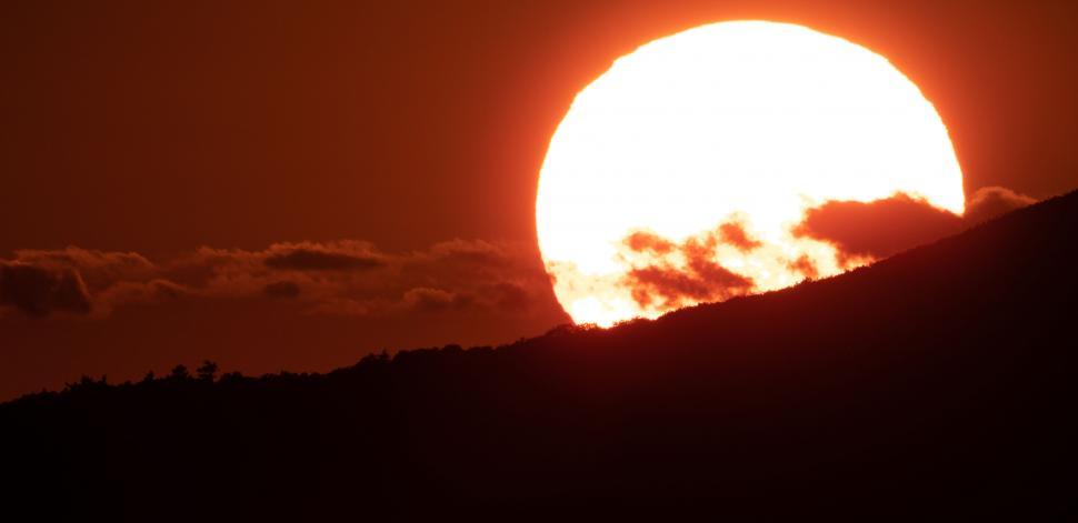 Free Image of Majestic Sunset with Massive Sun 