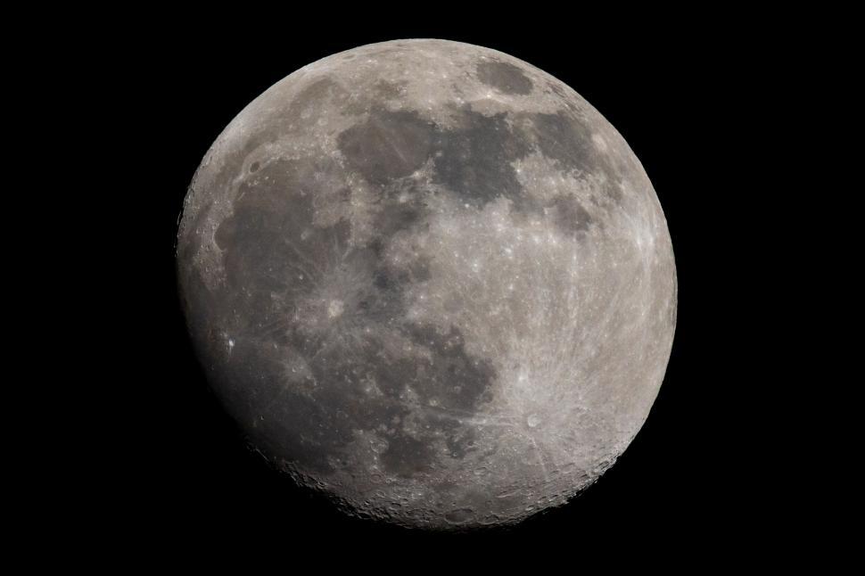 Free Image of Detailed full moon on a clear dark night 