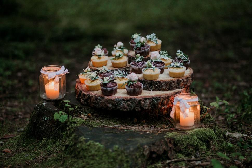 Free Image of Wooden stump with cupcakes and candles 