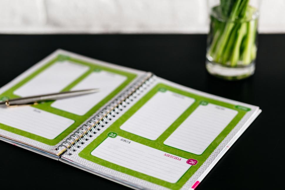 Free Image of Open planner on desk with greenery 
