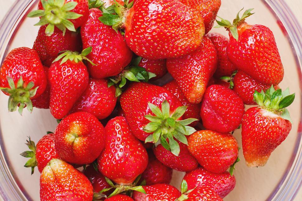 Free Image of Fresh organic strawberries in a bowl 