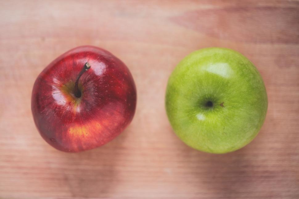 Free Image of Red and green apples side by side 
