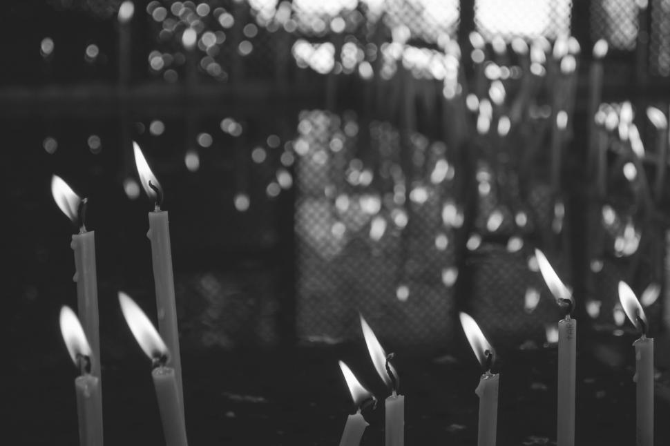 Free Image of Lit candles in black and white bokeh style 