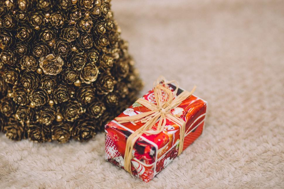 Free Image of Elegant Christmas gift and golden pine cone 