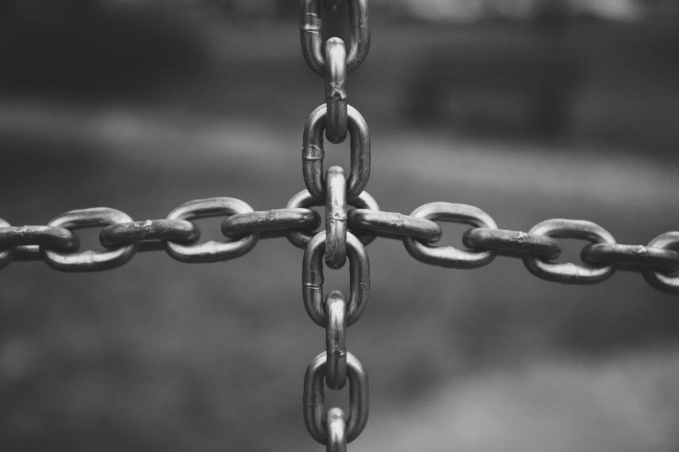 Free Image of Black and white image of interconnected chains 