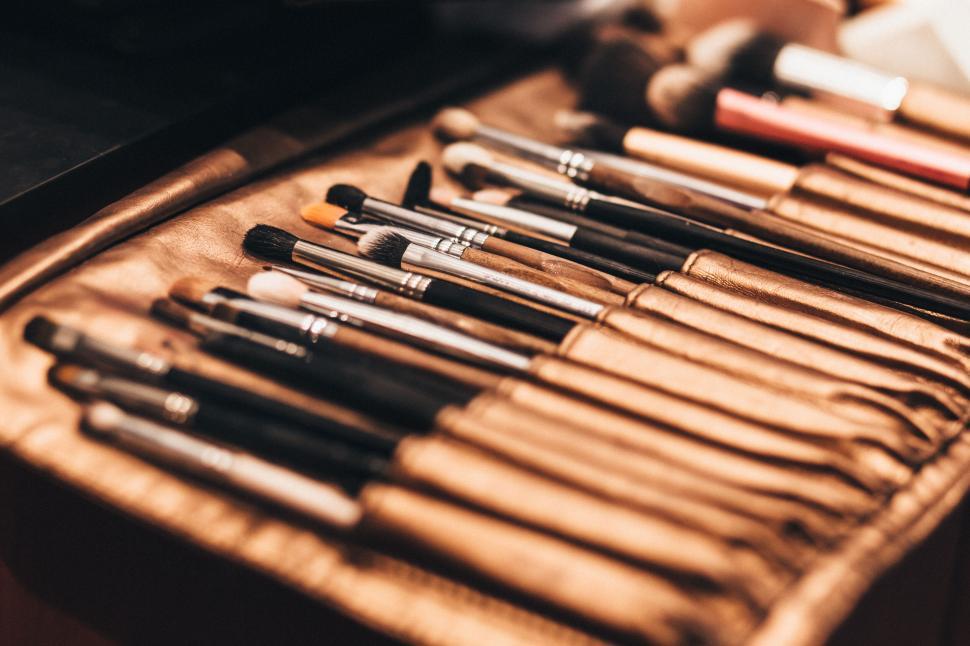Free Image of Makeup brushes set on a table 