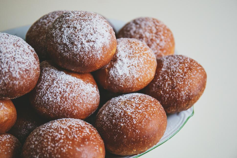 Free Image of Plate of dusted sweet buns 