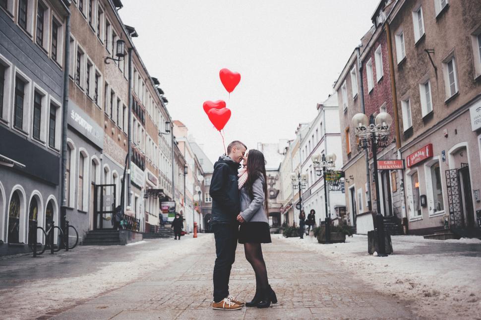 Free Image of Couple embracing with heart-shaped balloons 