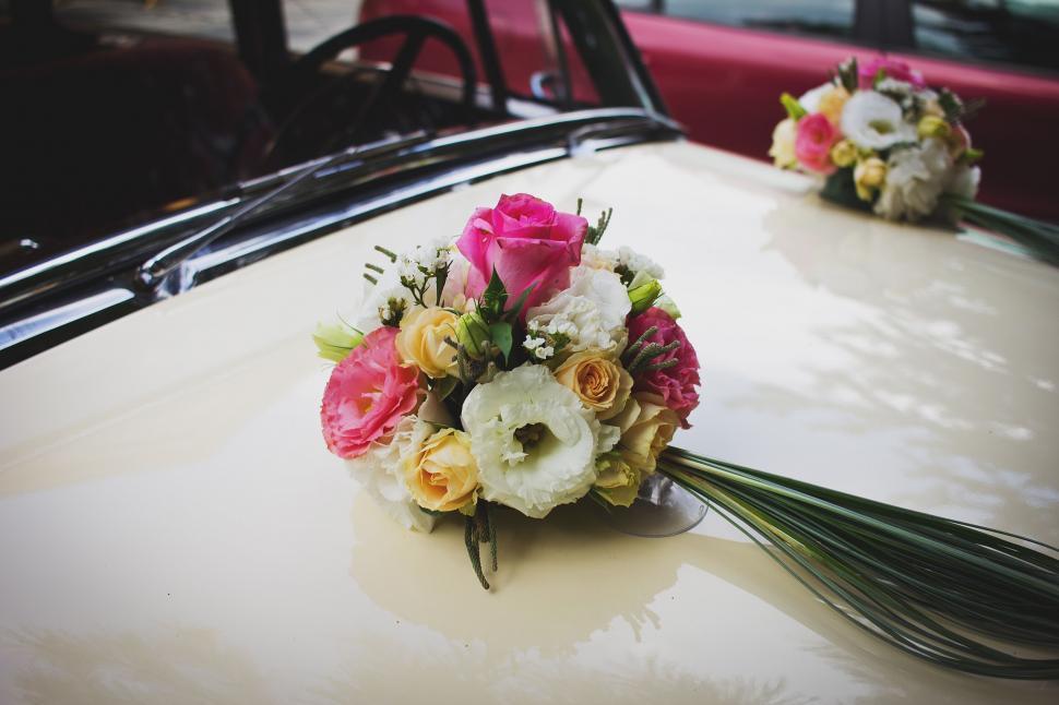 Free Image of Wedding Bouquet on Vintage Car 