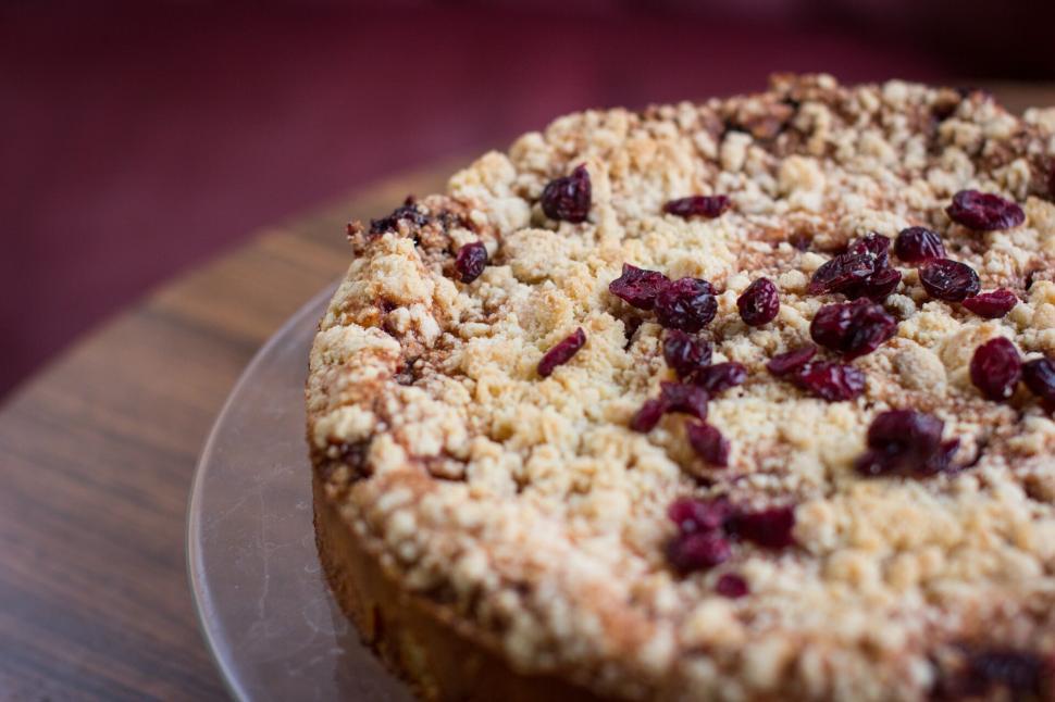 Free Image of Close-up of a crumble cake with cranberries 