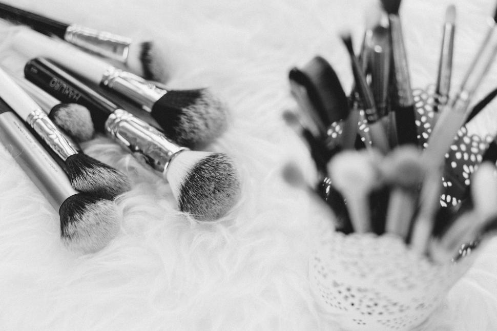 Free Image of Assorted professional makeup brushes in a holder 