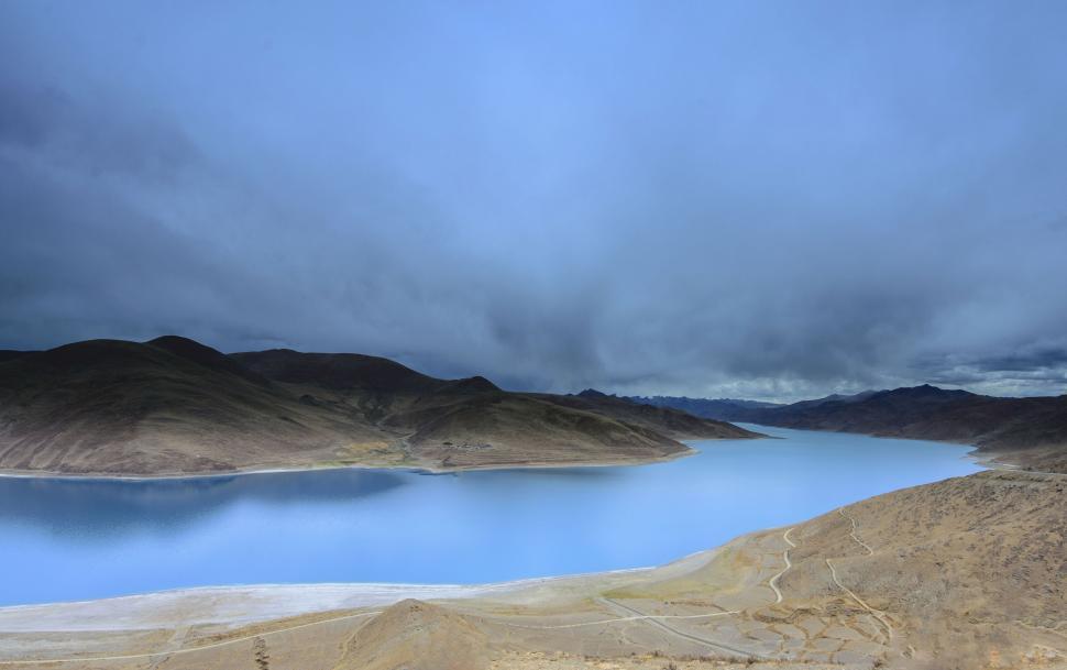 Free Image of Pristine lake with mountains under cloudy sky 