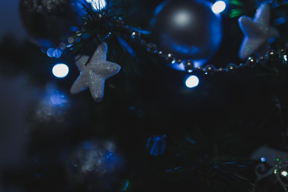 Free Image of Christmas tree with blue and white decorations 