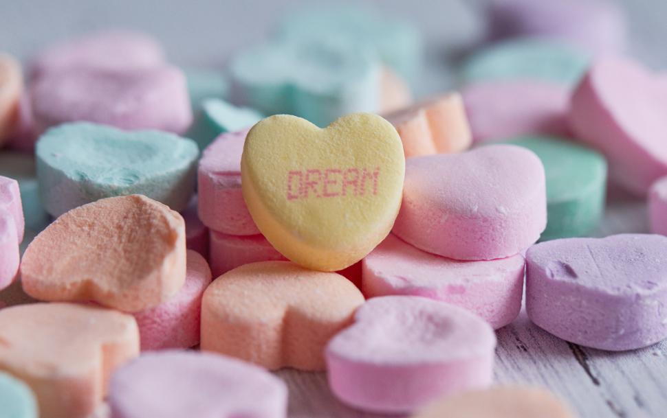 Free Image of Colorful candy hearts with messages 