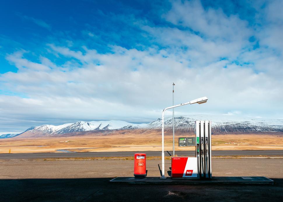 Free Image of Gas station with snowy mountain backdrop 