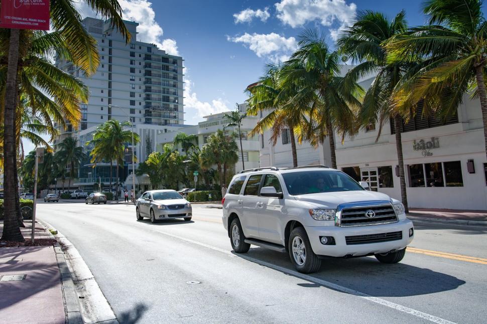 Free Image of Sunny street view with white SUV in Miami 