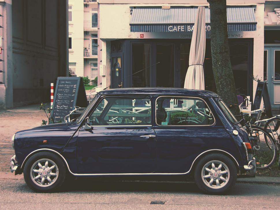 Free Image of Classic Mini Cooper in urban setting 