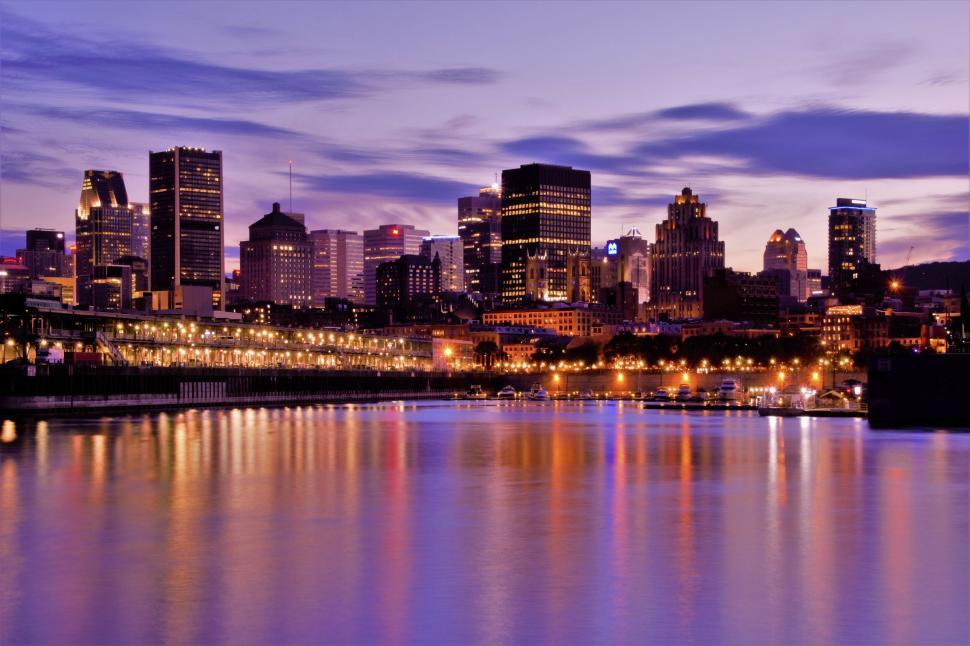 Free Image of City skyline at twilight reflected on water 
