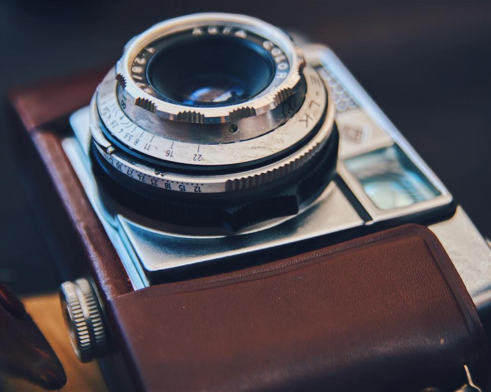 Free Image of Vintage camera on wooden background 
