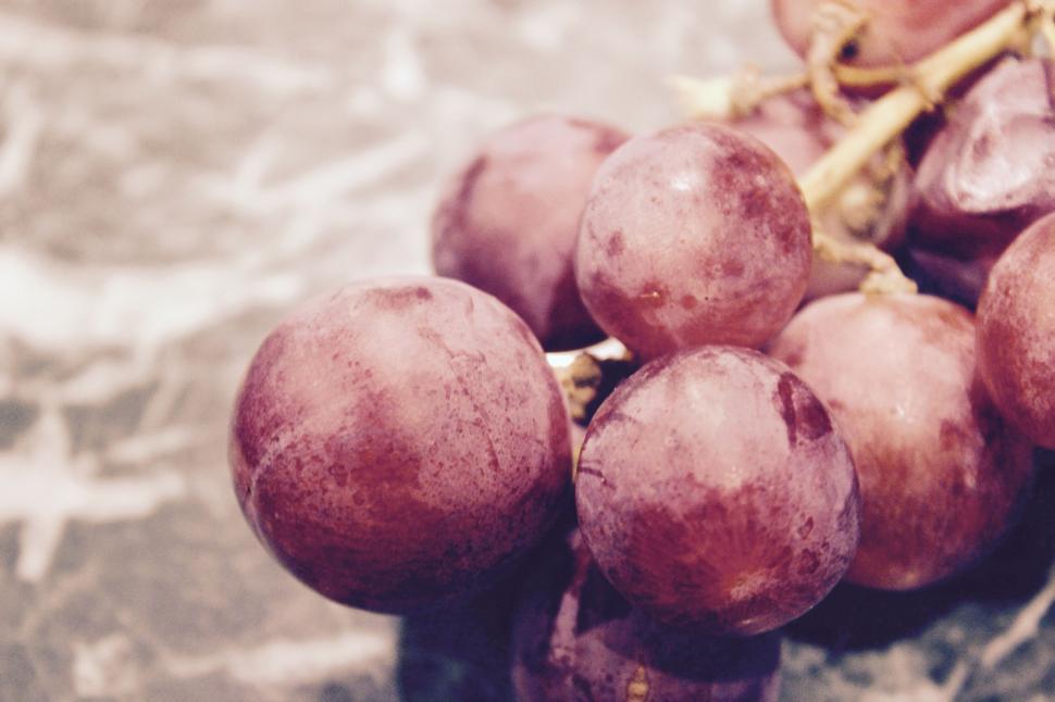 Free Image of Bunch of fresh pinkish-purple grapes 