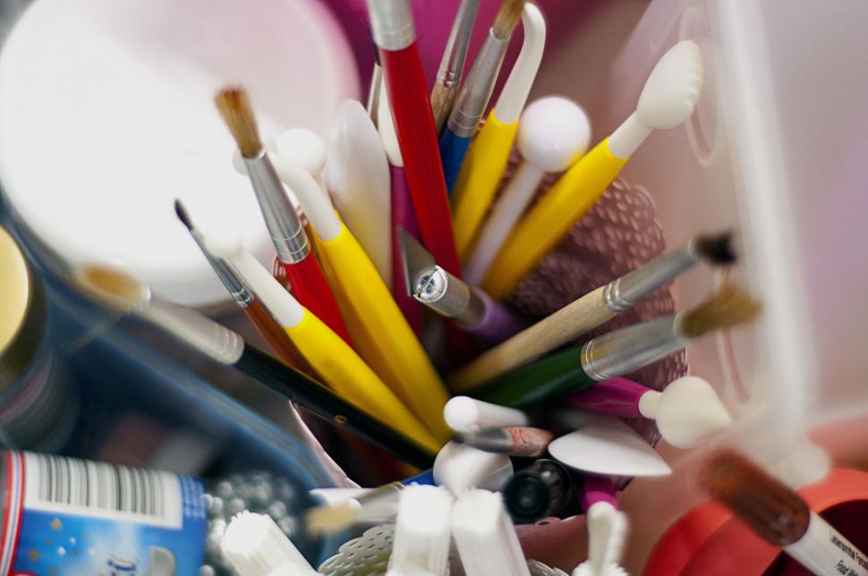 Free Image of Artistic blur of various writing utensils 
