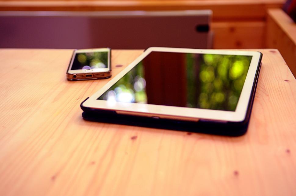 Free Image of Tablet and smartphone on a wooden surface 
