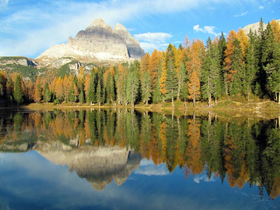 Free Image of Autumn reflection of a mountain in a lake 