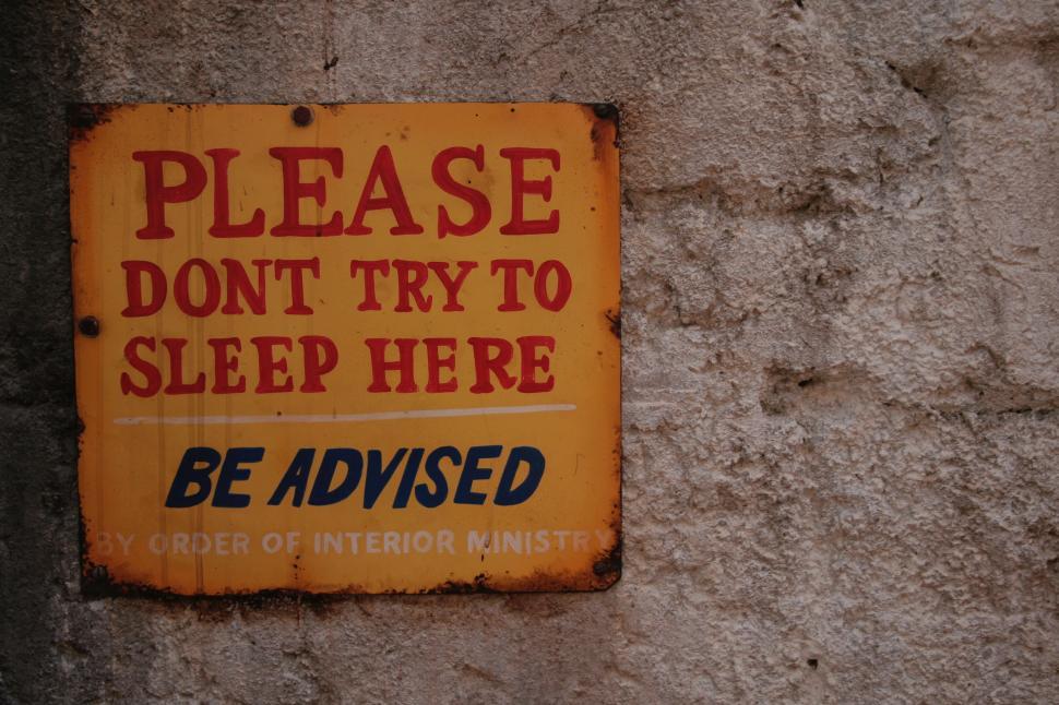 Free Image of Warning sign against sleeping at a facility 