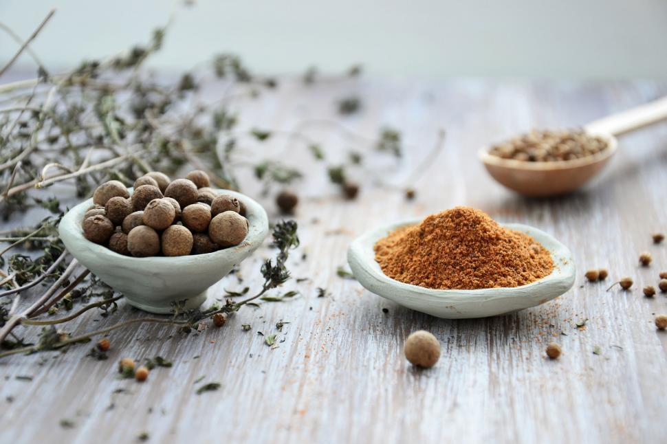 Free Image of Bowl of spices and allspice berries 