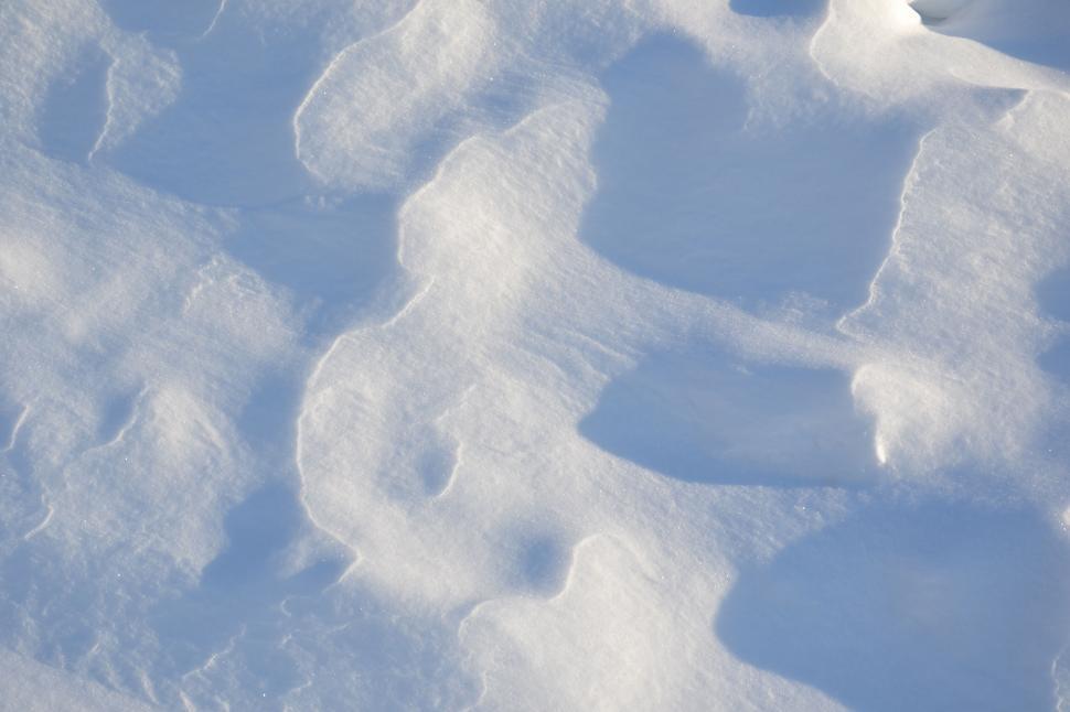 Free Image of Undisturbed snow texture in natural light 
