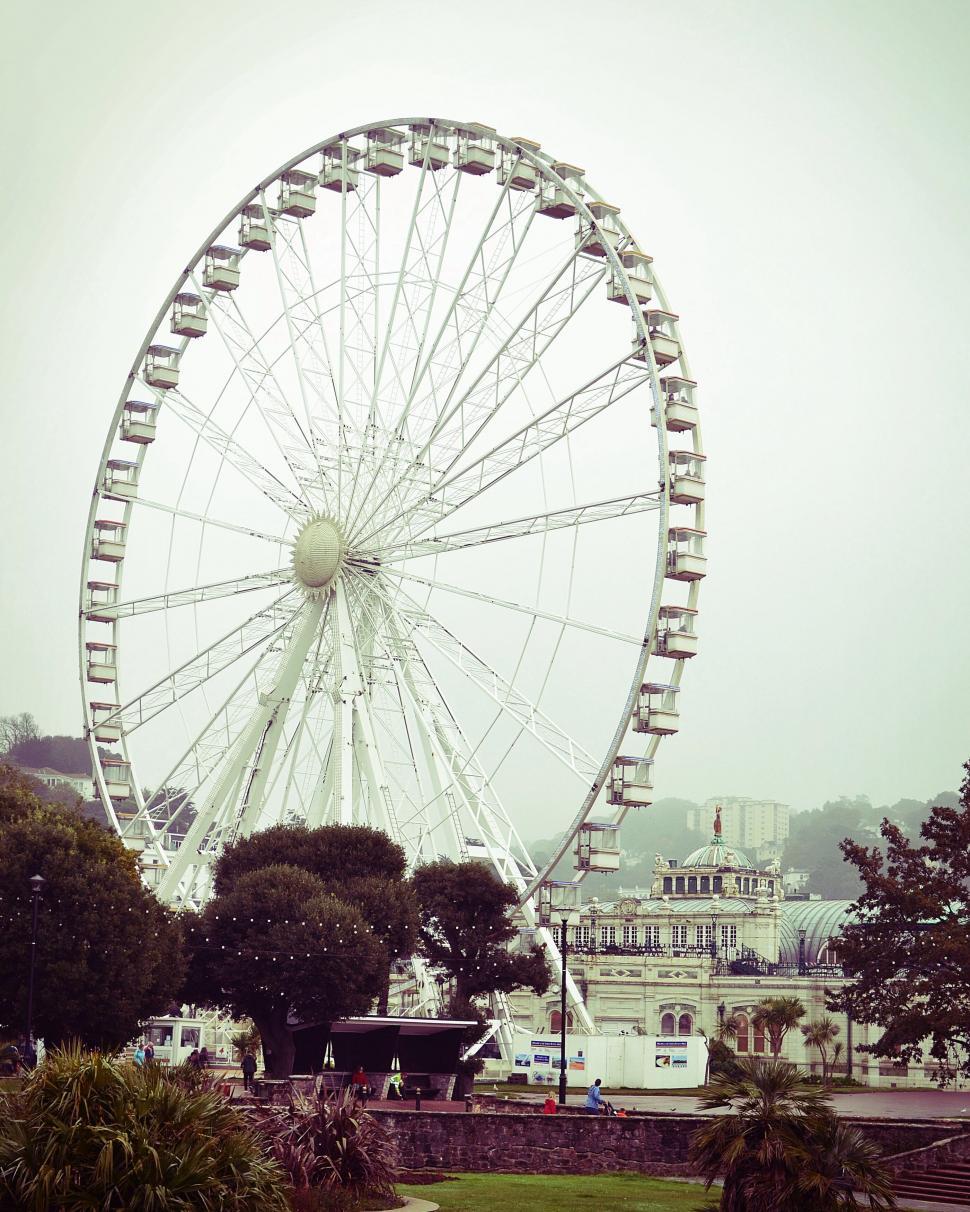 Free Image of Ferris wheel on a misty day 