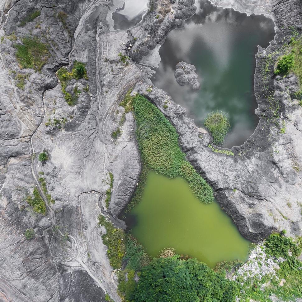 Free Image of Green water lake in rocky terrain 
