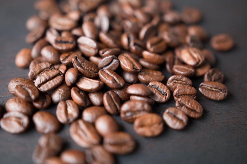 Free Image of Pile of roasted coffee beans in soft focus 