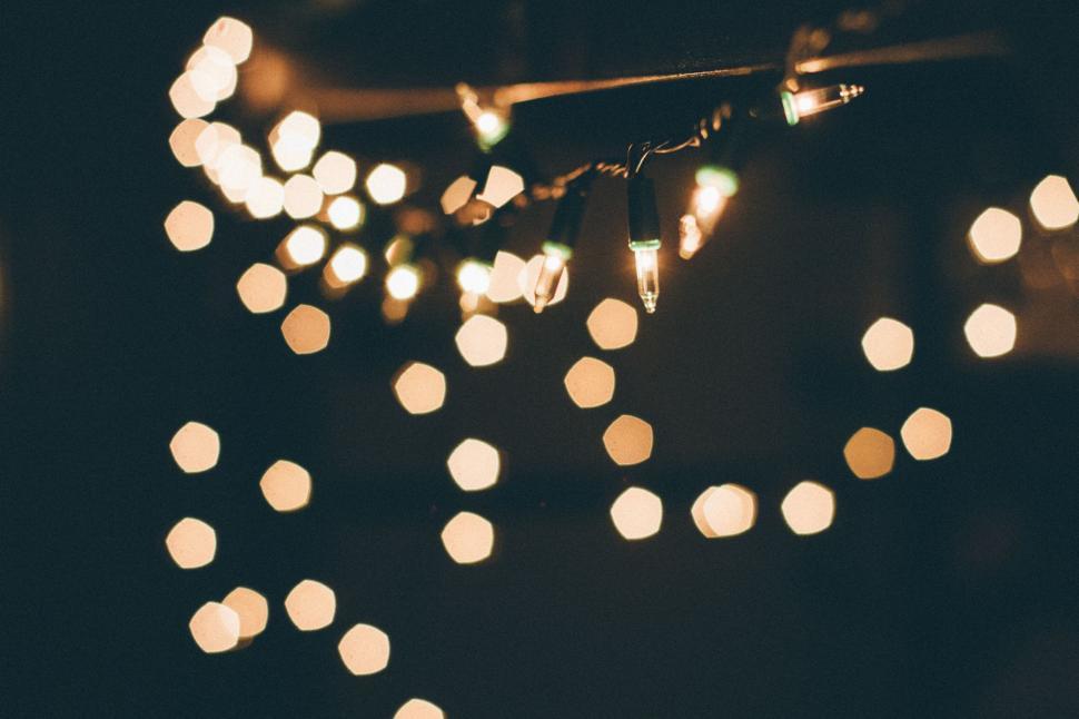 Free Image of Twinkling string lights with soft bokeh 