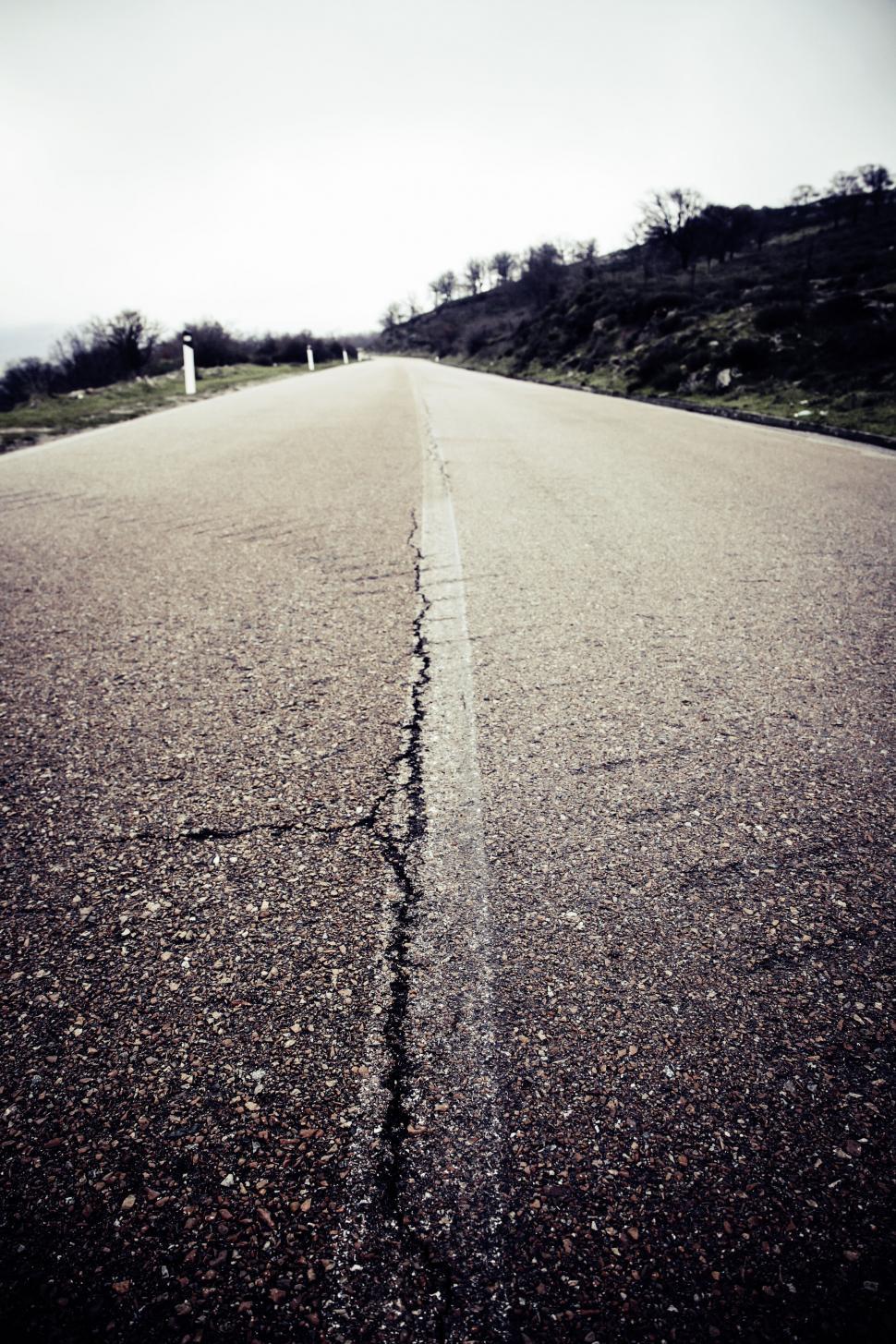 Free Image of Desolate road stretching into the horizon 
