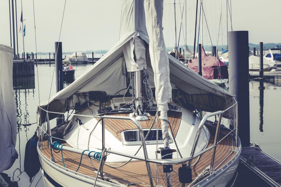 Free Image of Docked sailboat at serene marina 